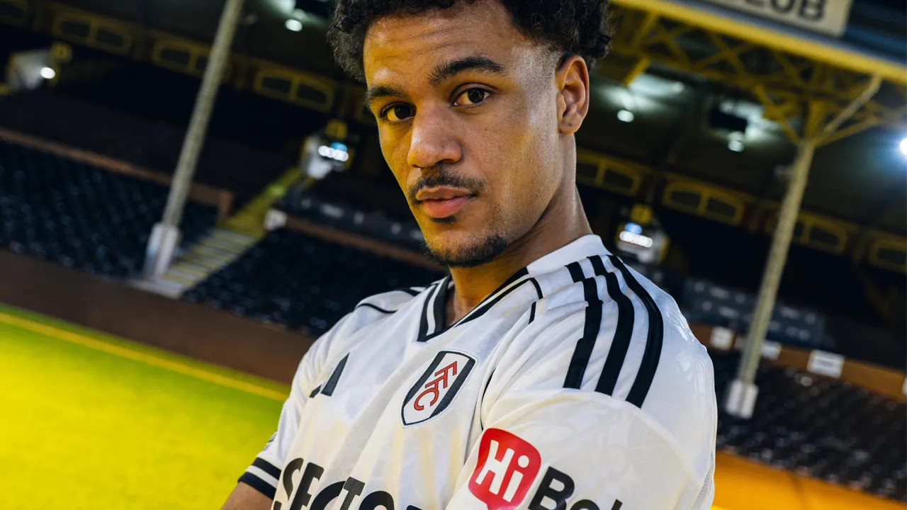 Pemain sayap Fulham, Oscar Bobb.