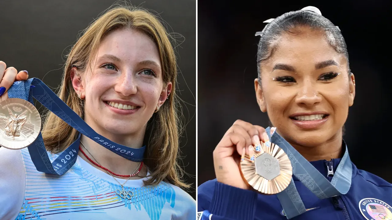 Jordan Chiles (kanan) dan Ana Maria Barbosu sama-sama memamerkan medali perunggu Olimpiade mereka. (Foto: AP)
