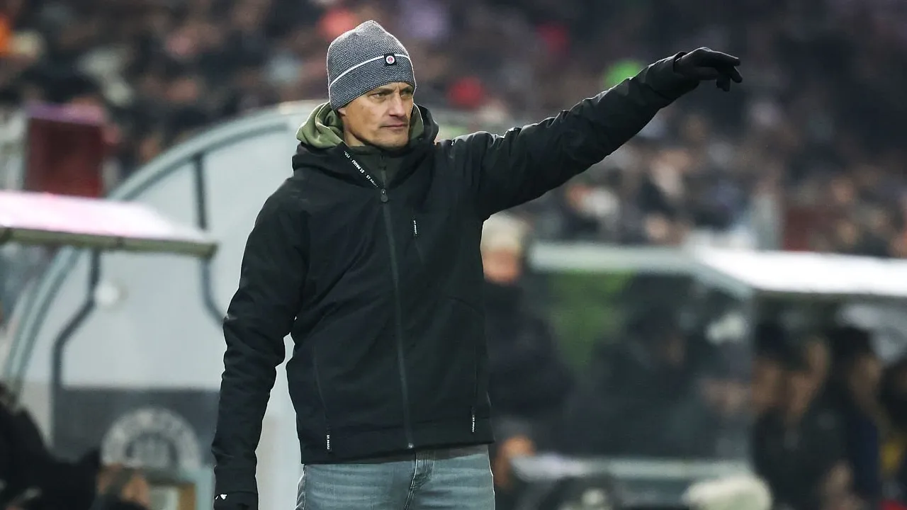 Pelatih St. Pauli, Alexander Blessin.