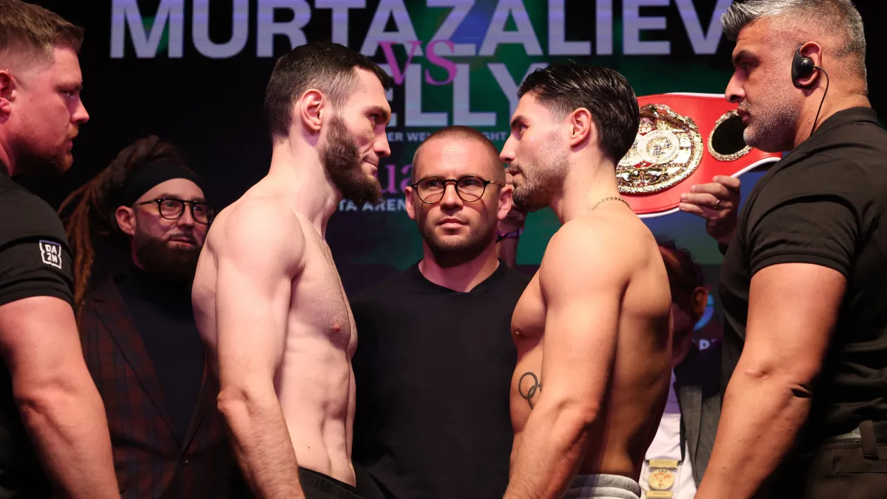 Bakhram Murtazaliev (kiri) dan Josh Kelly. (Foto: Fight TV)
