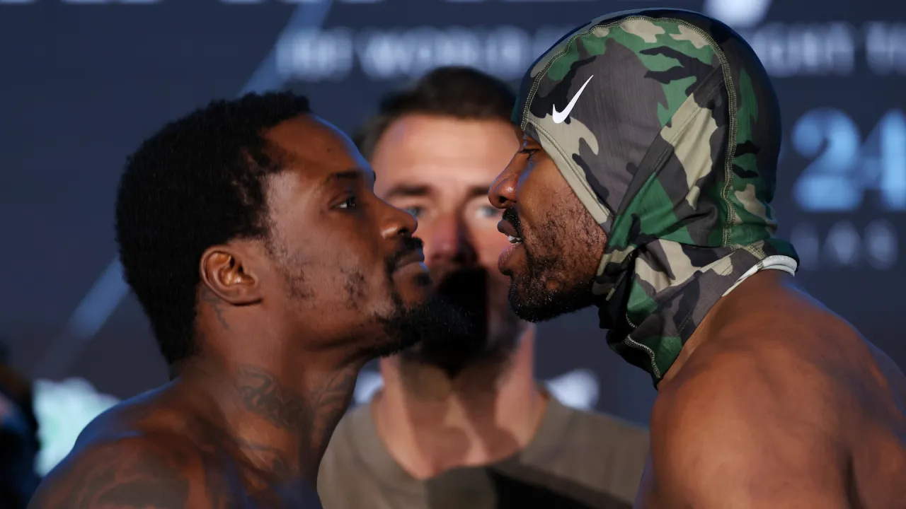 Khalil Coe (kiri) dan Jesse Hart berhadapan dalam acara timbang badan sebelum pertarungan mereka pekan lalu. (Foto: Fight TV)