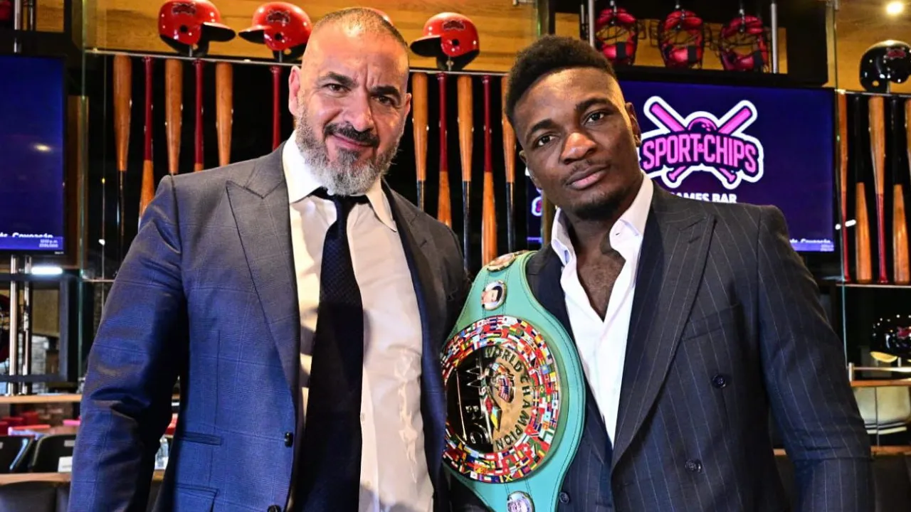 Christian Mbilli (kanan) berpose dengan promotornya, Camille Estephan, setelah menerima sabuk WBC. (Foto: Fight TV)