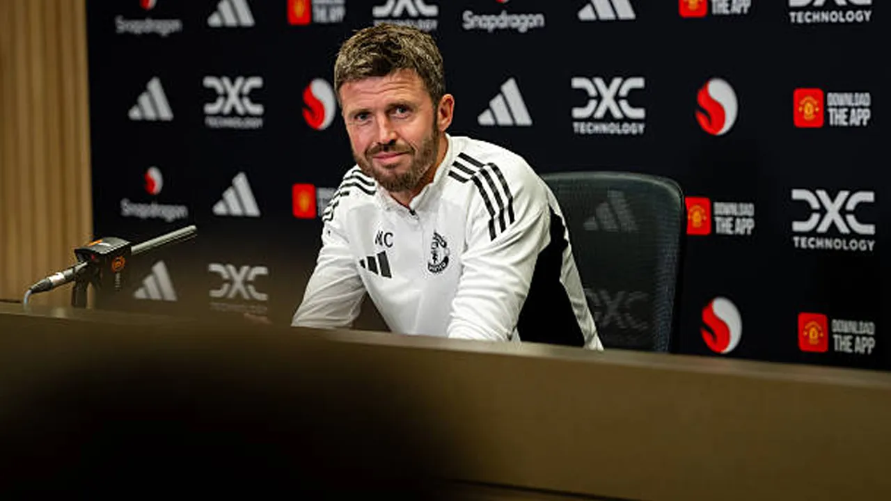 Jelang Deadline Day, Michael Carrick Isyaratkan Aktivitas Transfer United