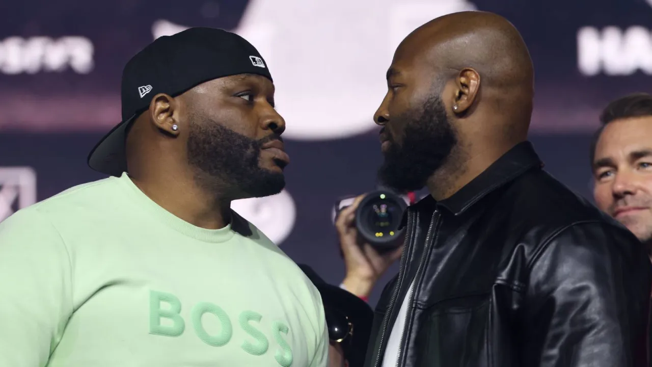 Kingsley Ibeh (kiri) dan Jarrell Miller. (Foto: Fight TV)