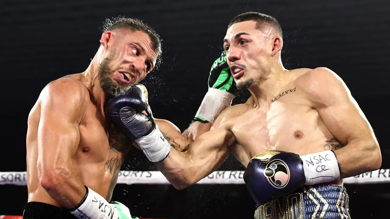 Teofimo Lopez Jr (kanan) mengalahkan salah satu petinju kidal elit, Vasiliy Lomachenko. (Foto: Fight TV)