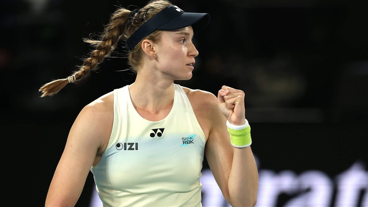 Momen Canggung Terjadi Usai Pelatih Elena Rybakina Terima Trofi