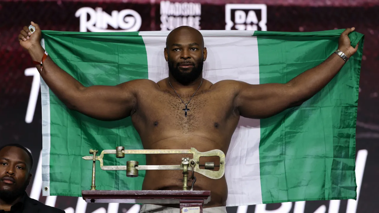 Kingsley Ibeh berpose saat acara timbang badan jelang pertarungannya melawan Jarrell Miller. (Foto: Fight TV)