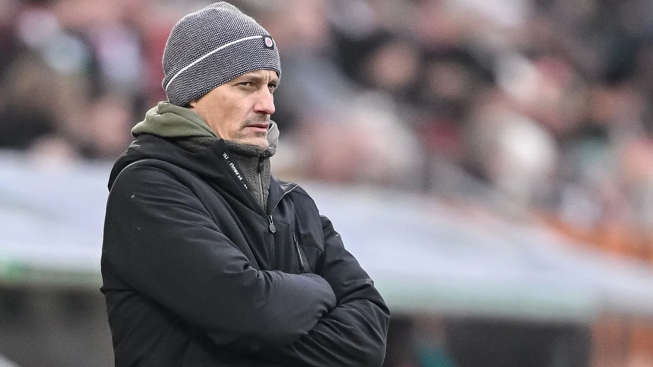 Pelatih St. Pauli, Alexander Blessin.