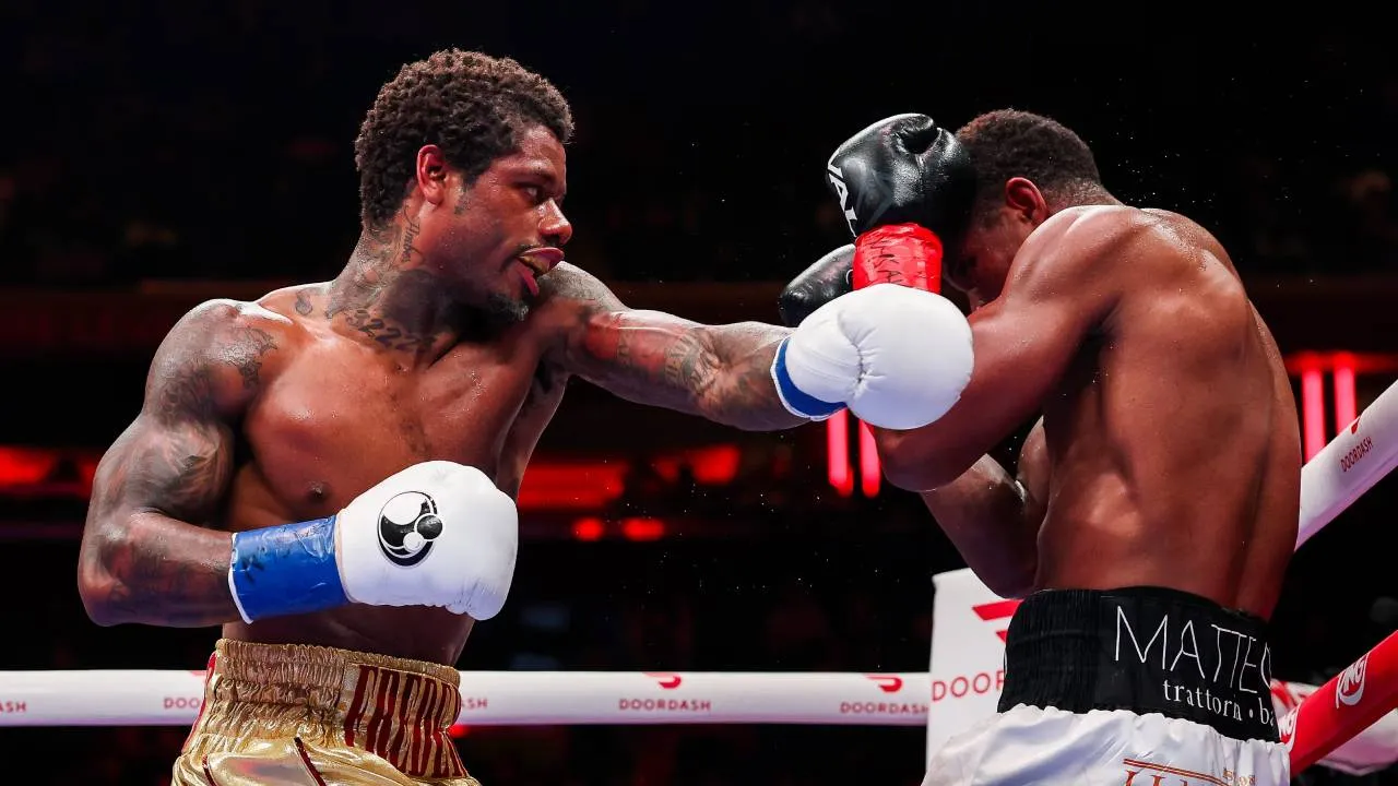 Austin Williams (kiri) tampil antiklimaks karena gagal menghentikan Toussanit yang bertubuh lebih kecil dan sejatinya berkarier di kelas menengah junior. (Foto: Fight TV)