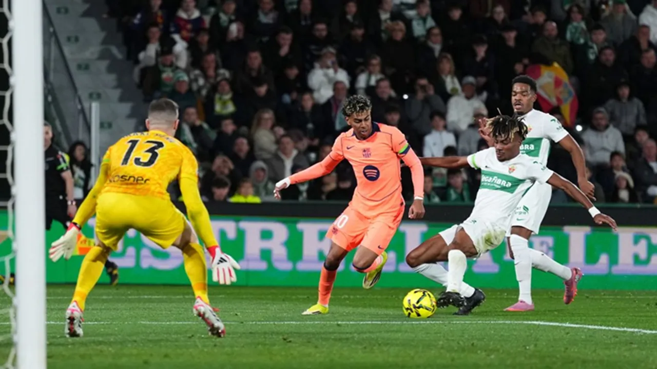 Barcelona Kalahkan Elche, Hansi Flick Puji Lamine Yamal