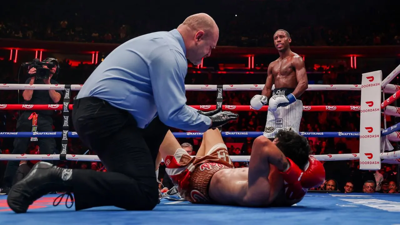 Bruce Carrington menyaksikan wasit memberikan hitungan kepada Carlos Castro yang terkapar. (Foto: Fight TV)