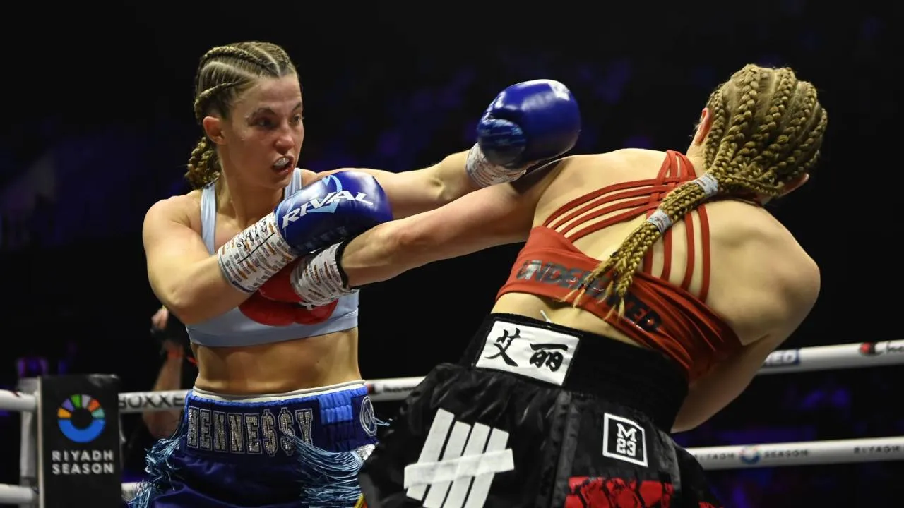 Francesca Hennessy (kiri) dan Ellie Bouttell langsung terlibat adu serangan tanpa kompromi. (Foto: Fight TV)