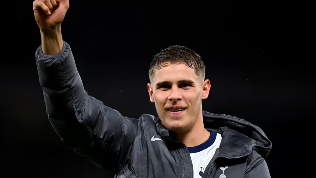 Frank Kabarkan Kondisi Terkini Van de Ven Jelang vs Man City