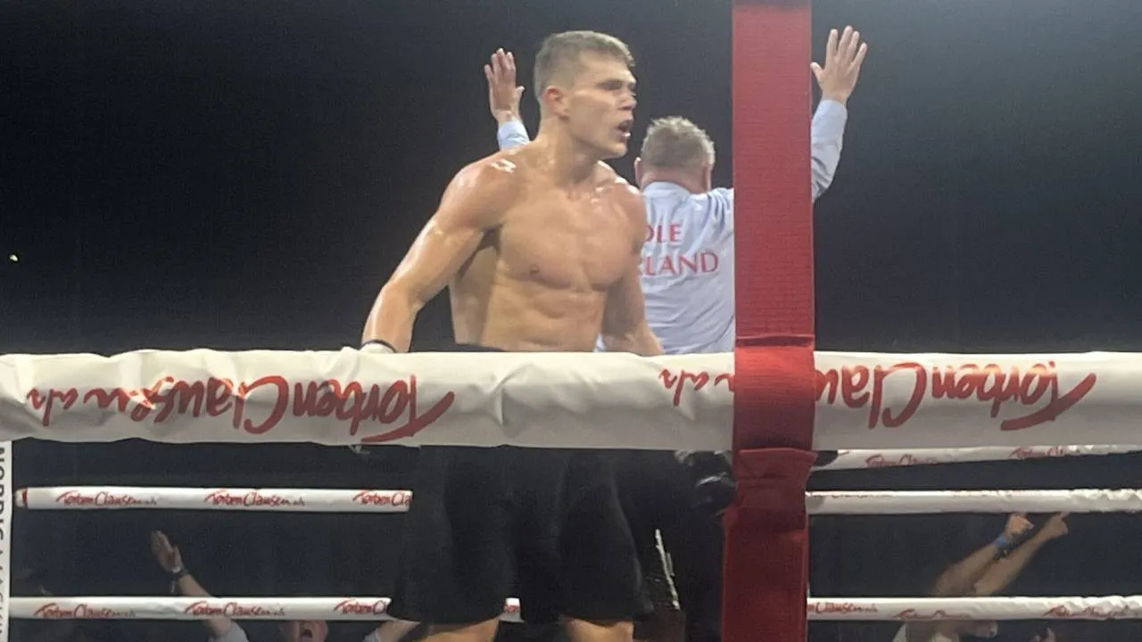 Jacob Bank melakukan selebrasi setelah wasit menghentikan laganya melawan William Scull. (Foto: Fight TV)