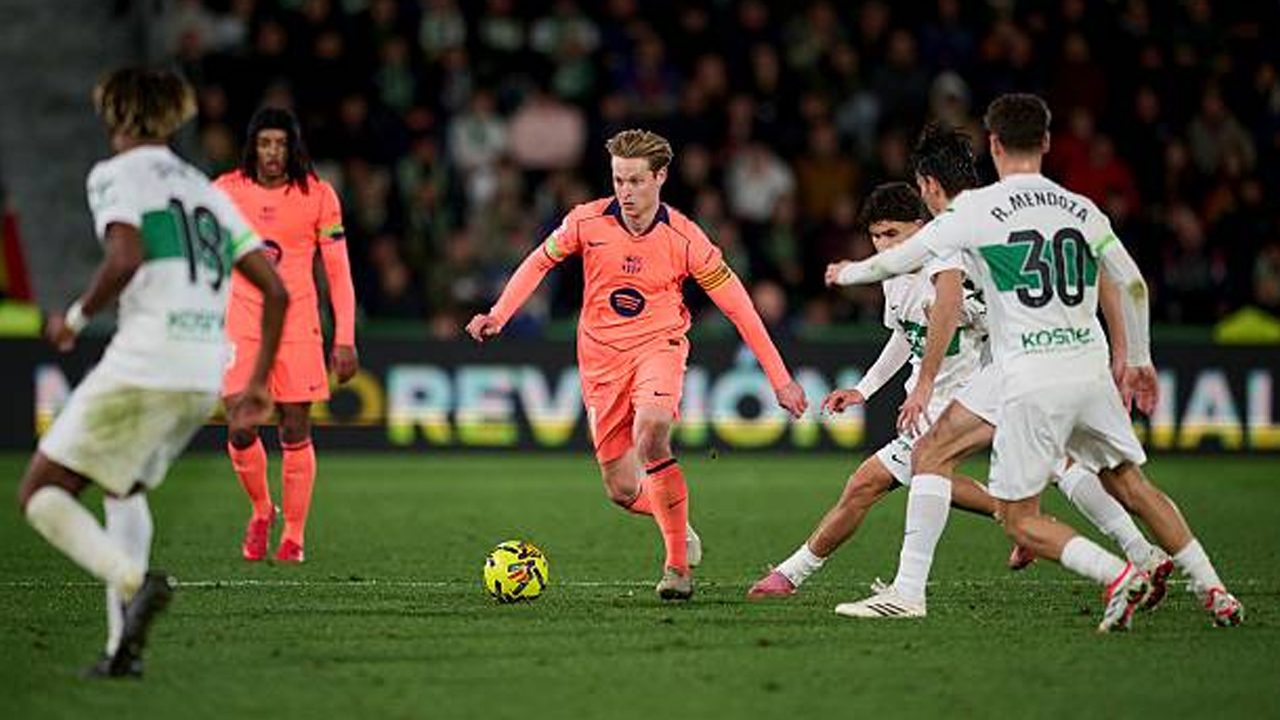 Jadi Motor Permainan Barcelona, Hansi Flick Puji Level Frenkie de Jong