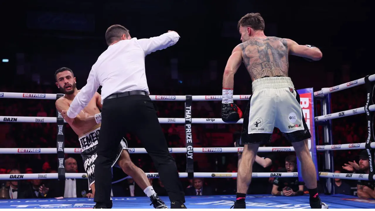 Josh Padley (kanan) menyaksikan Jaouad Belmehdi tersungkur ke lantai ring. (Foto: Fight TV)