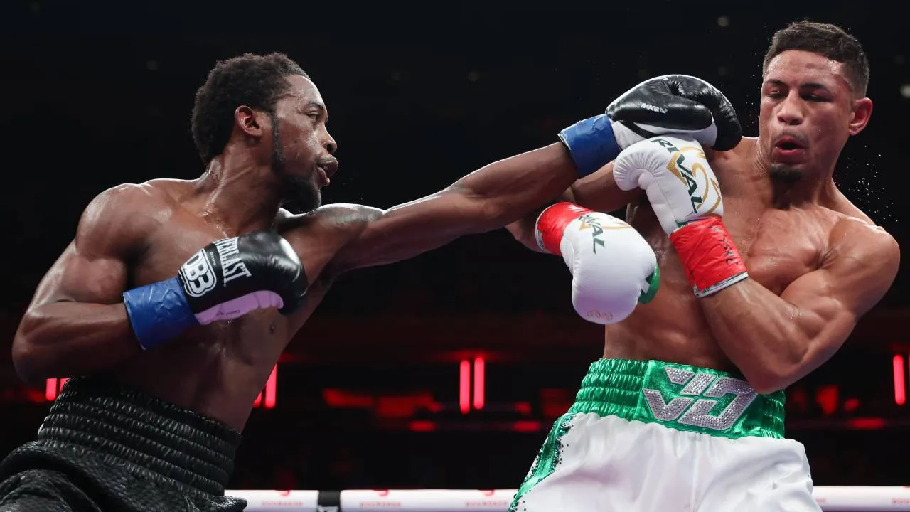 Sejak bel pembuka, Keyshawn Davis (kiri) tampil dominan dan mengendalikan tempo. (Foto: Fight TV)