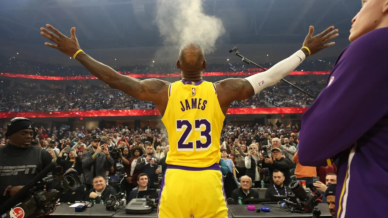 LeBron Mungkin Tampil Terakhir di NY, Tiket Knicks-Lakers Naik - sumber: (mainbasket)