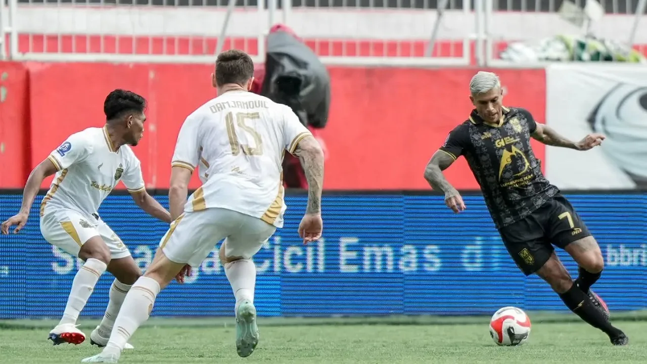 Penyerang Malut United FC, Ciro Alves dikawal pemain Bhayangkara FC