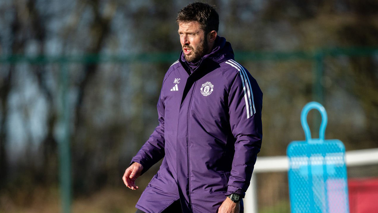 Michael Carrick Tak Panik Soal Transfer Januari, MU Masih Pantau Situasi