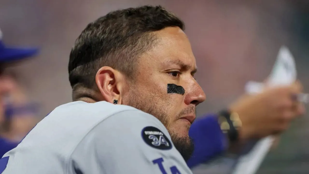 Dengan tenggat pendaftaran skuad WBC yang semakin dekat, Miguel Rojas berharap masih ada solusi. (Foto: AP)