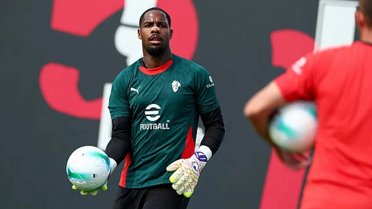 Resmi Perpanjang kontrak, Mike Maignan Tertangkap Kamera di CASA Milan