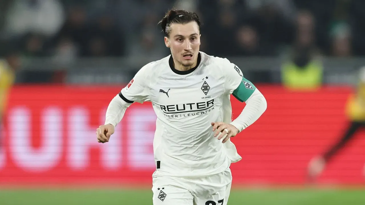 Gelandang Borussia Monchengladbach, Rocco Reitz.