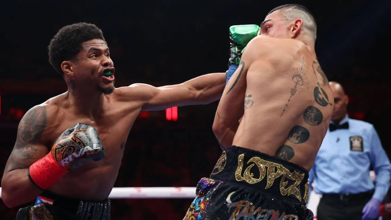 Shakur Stevenson (kiri) mempermalukan Teofimo Lopez Jr lewat kemenangan mutlak 12 ronde dengan skor telak identik 119-109 di semua kartu juri. (Foto: Fight TV)