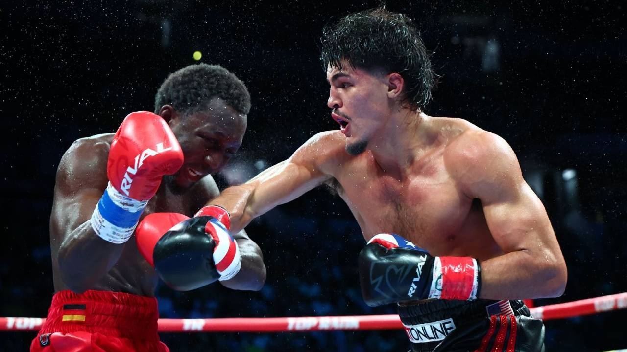 Xander Zayas Satukan Gelar Dunia 154 Pound Usai Menang Tipis atas Baraou