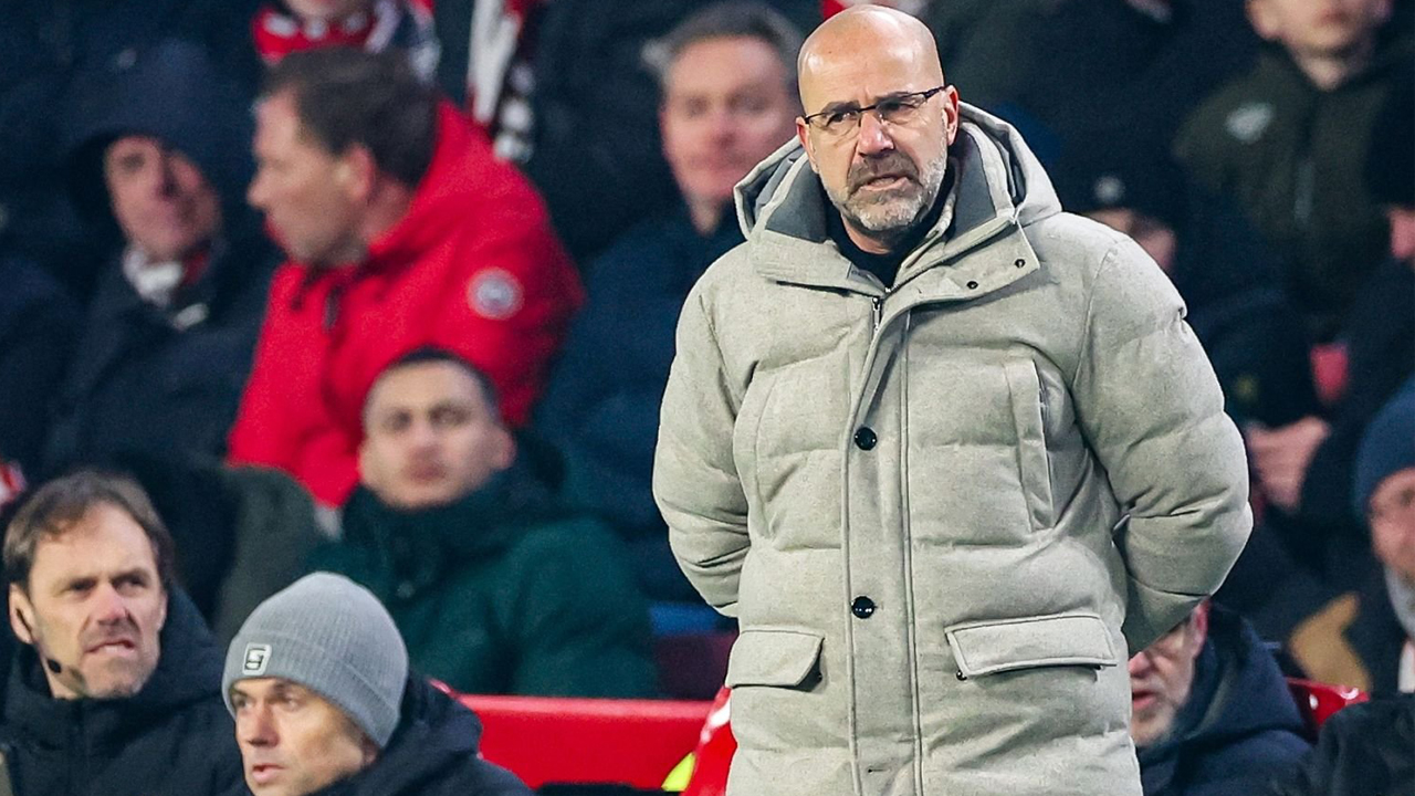 Dua Musim Penuh Prestasi, Ini Alasan PSV Pertahankan Peter Bosz
