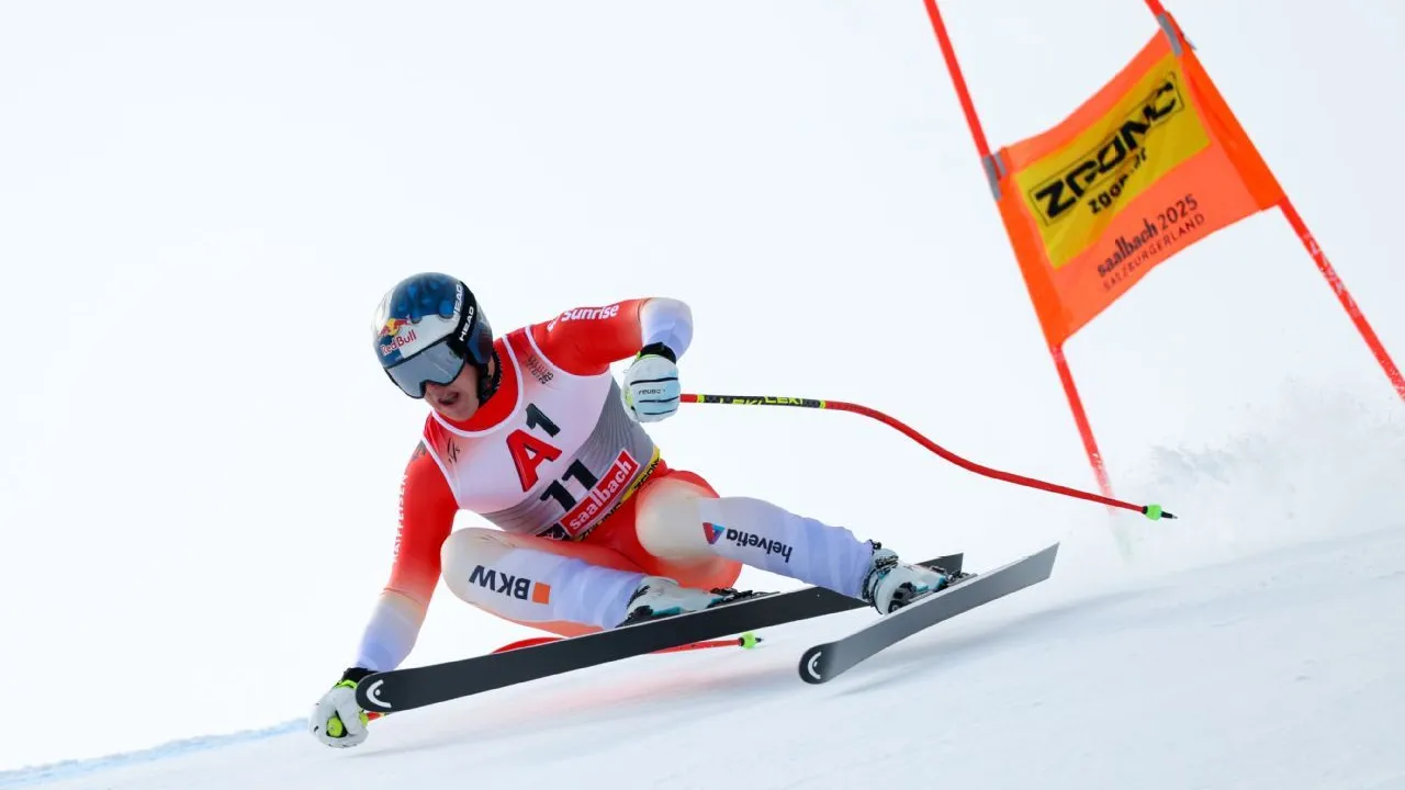 Franjo von Allmen beraksi dalam nomor downhill di Piala Dunia yang digelar Minggu (1/2) di Crans-Montana, Swiss. (Foto: AP)
