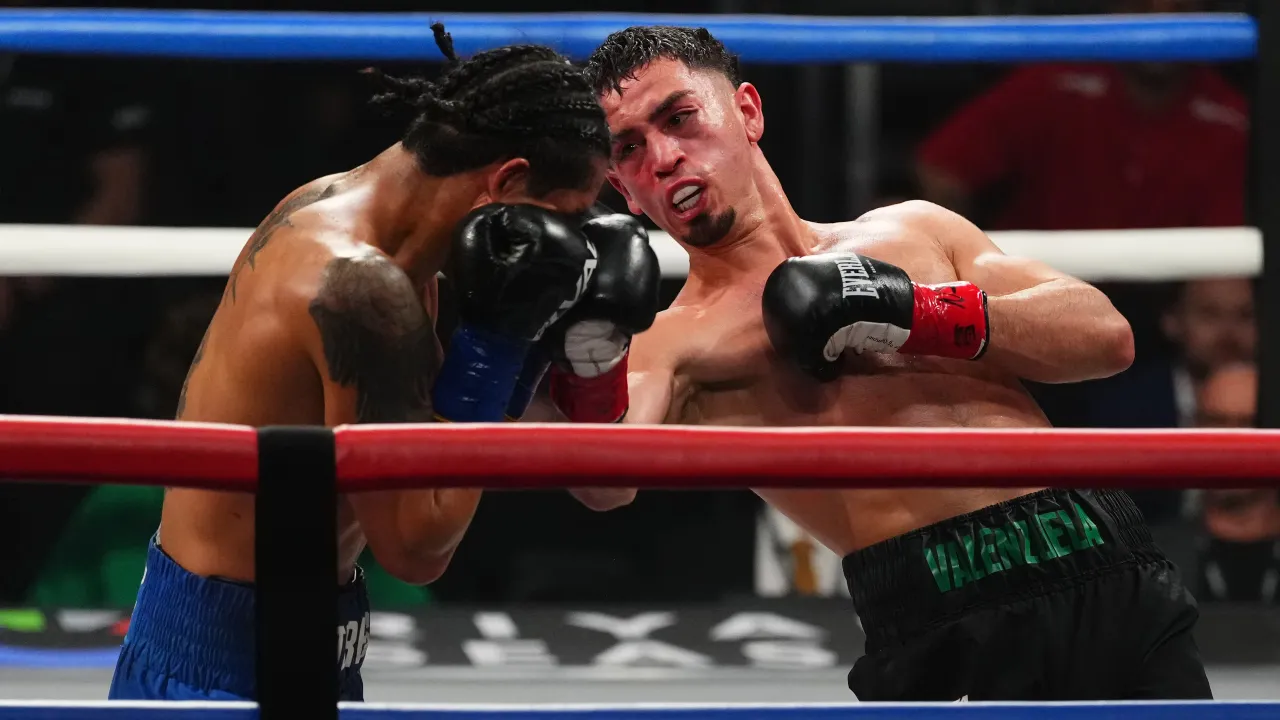 Jose Valenzuela (kanan) tampil disiplin dan menghibur untuk memastikan kemenangan atas Diego Torres. (Foto: Fight TV)