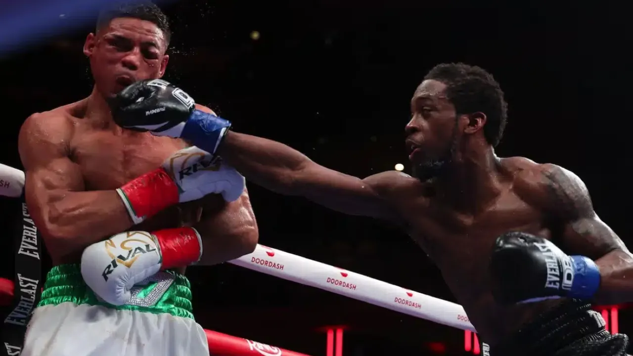Keyshawn Davis (kanan) menghentikan Jamaine Ortiz dengan knockout dramatis pada ronde ke-12, hanya 13 detik sebelum bel akhir berbunyi. (Foto: Fight TV)