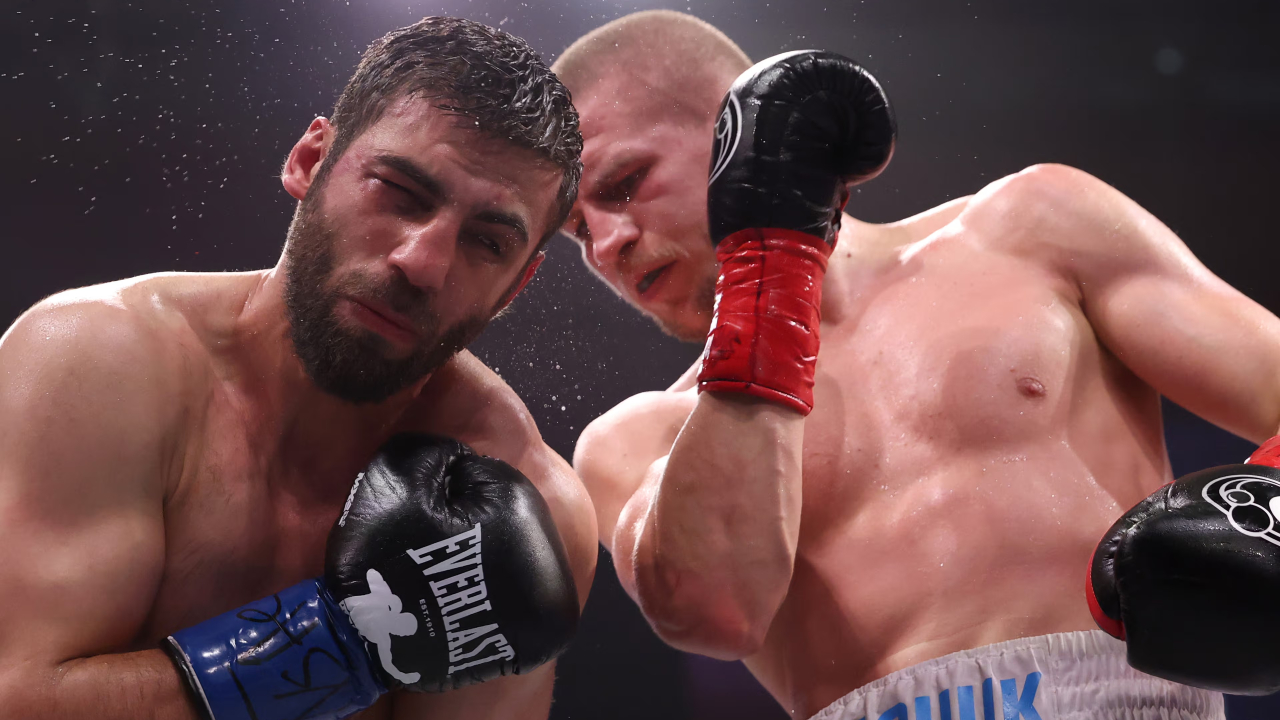 Serhii Bohachuk Menang Tipis Atas Radzhab Butaev Dalam Pertarungan Brutal