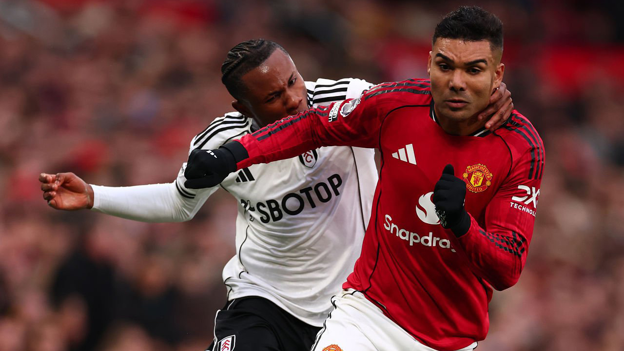 Ashley Young Puji Umpan 'No Look' Casemiro di Laga MU vs Fulham