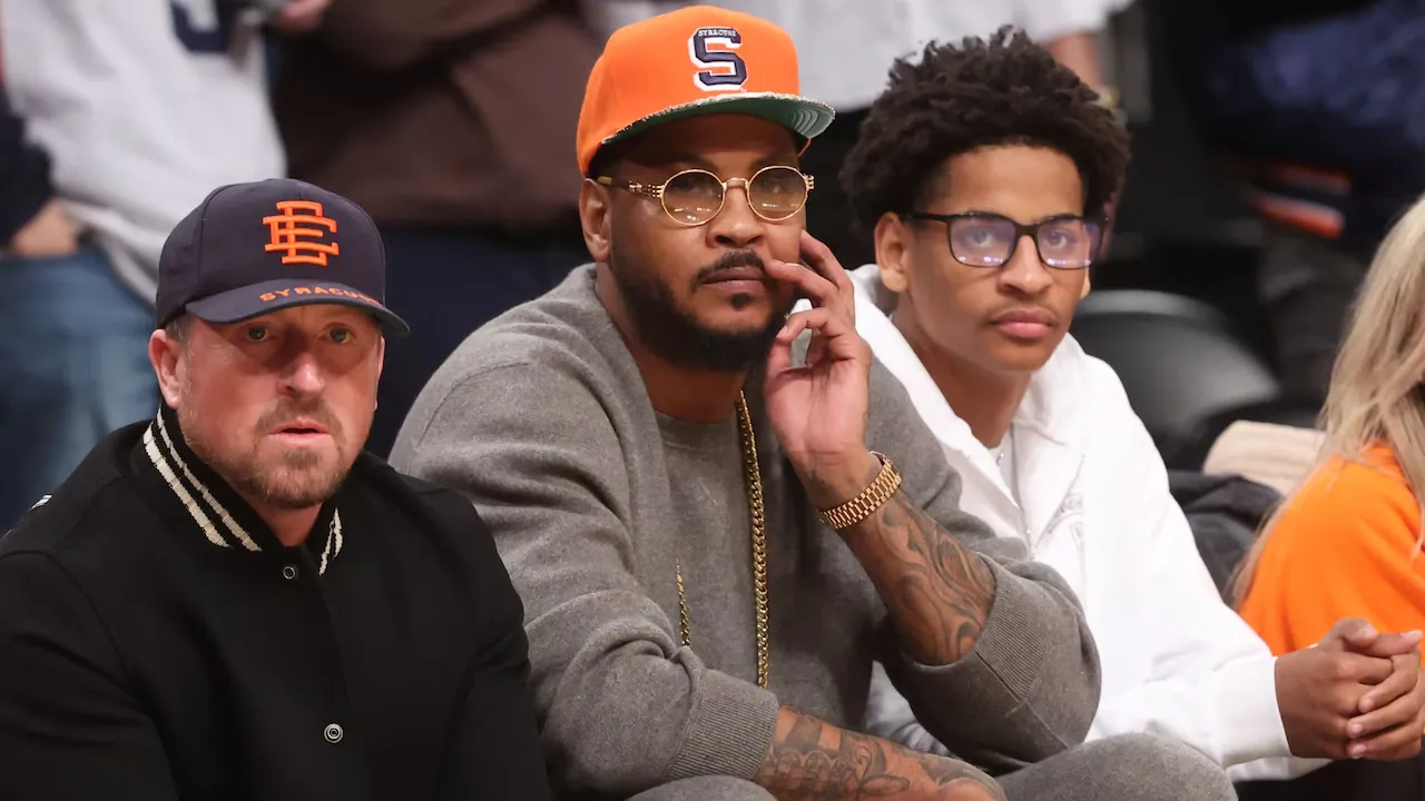 Carmelo Anthony (tengah) duduk menonton salah satu pertandingan Syracuse. (Foto: AP)