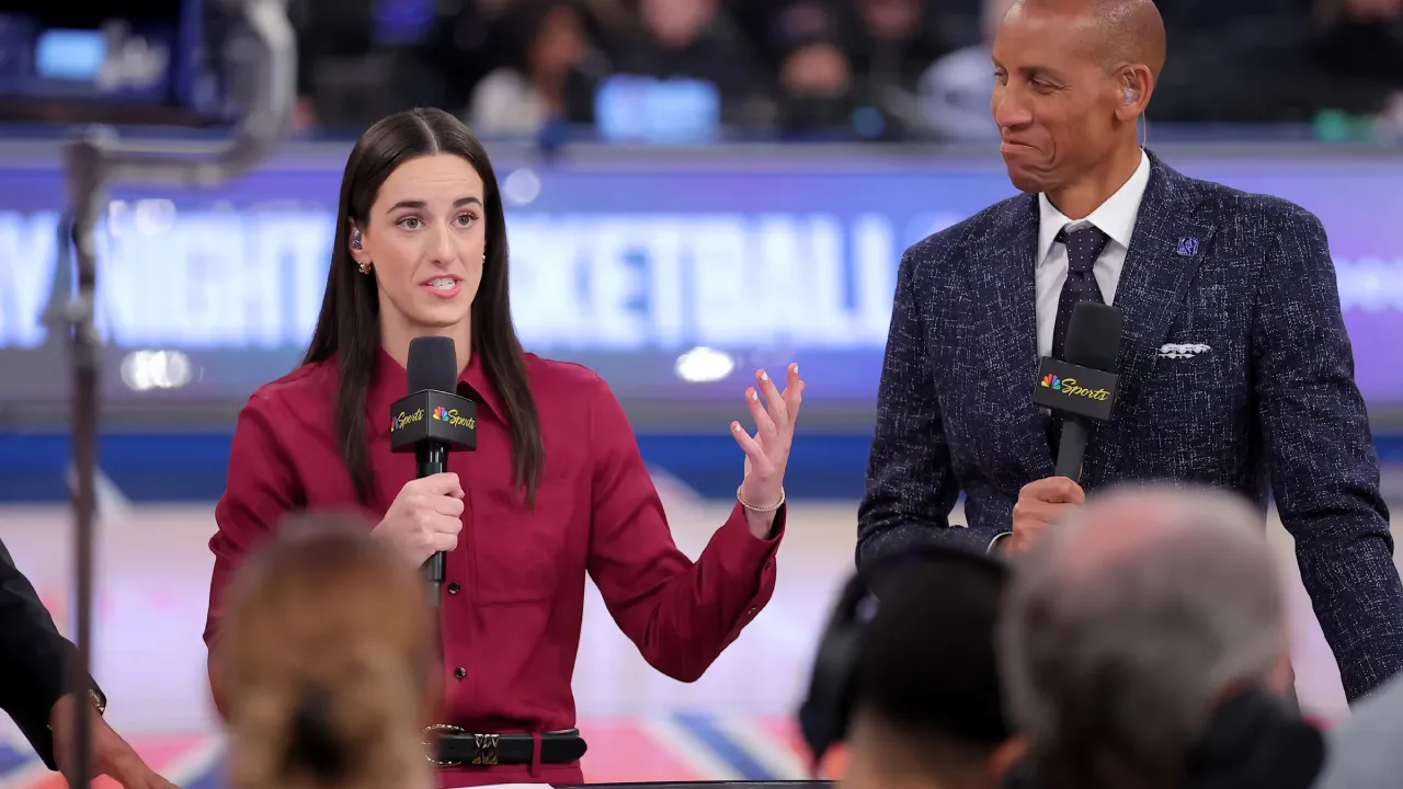 Caitlin Clark (kiri) tampil bersama pembawa acara Maria Taylor serta legenda NBA Carmelo Anthony dan Reggie Miller. (Foto: AP)