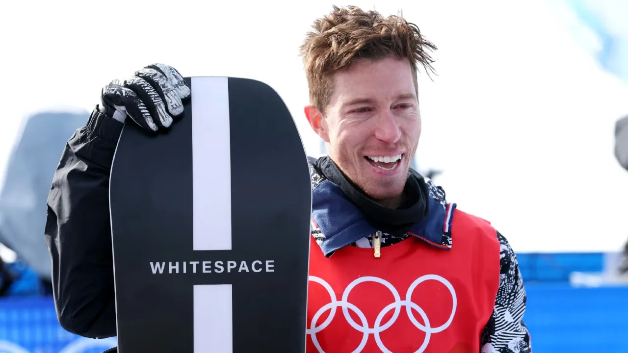 Pada Olimpiade 2026, Shaun White memang tak lagi berlomba, tetapi ia tetap hadir — sebagai komentator, pembawa acara, dan simbol transisi era. (Foto: AP)