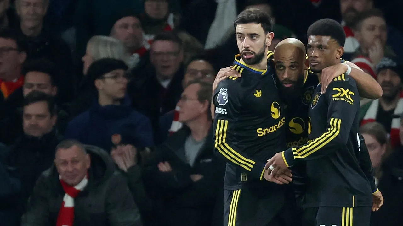 Manchester United punya peluang finis empat besar.