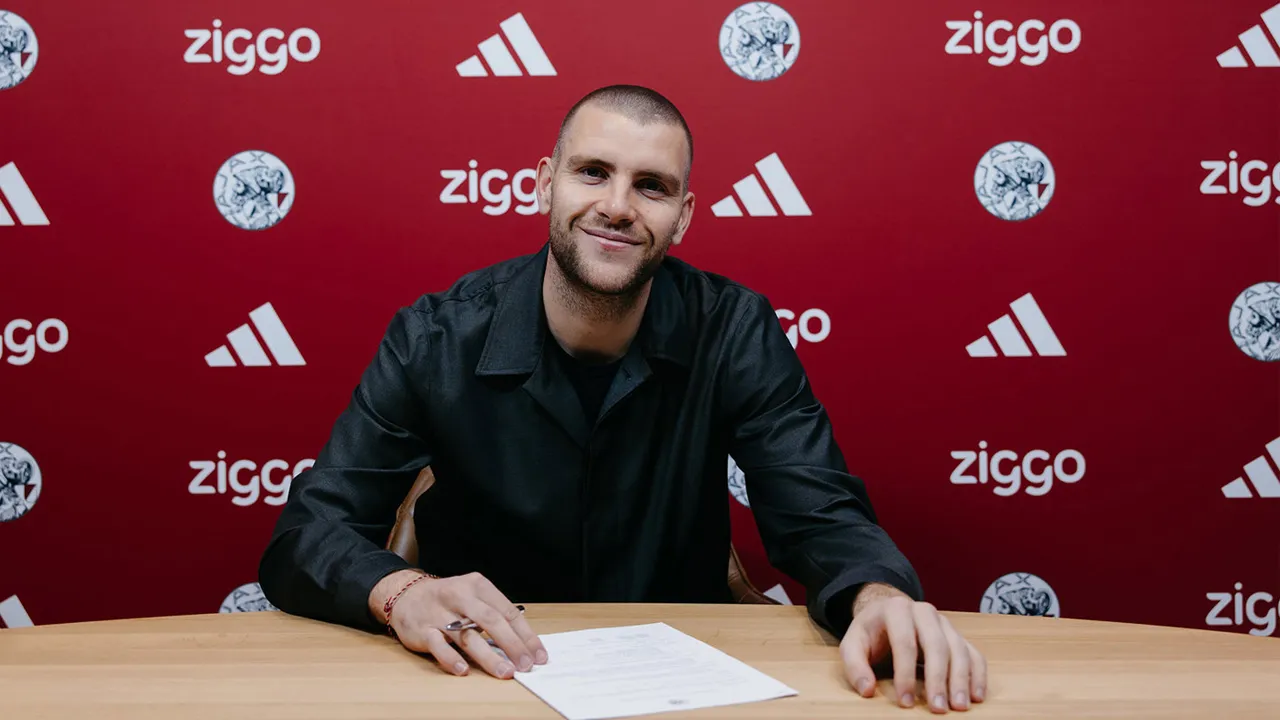 Kiper baru Ajax Amsterdam, Maarten Paes.