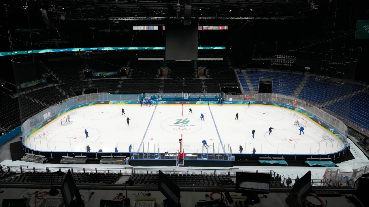 Tim nasional Prancis menjadi salah satu tim pertama yang mencoba arena hoki es utama untuk Olimpiade Musim Dingin Milan-Cortina 2026. (foto: AP)