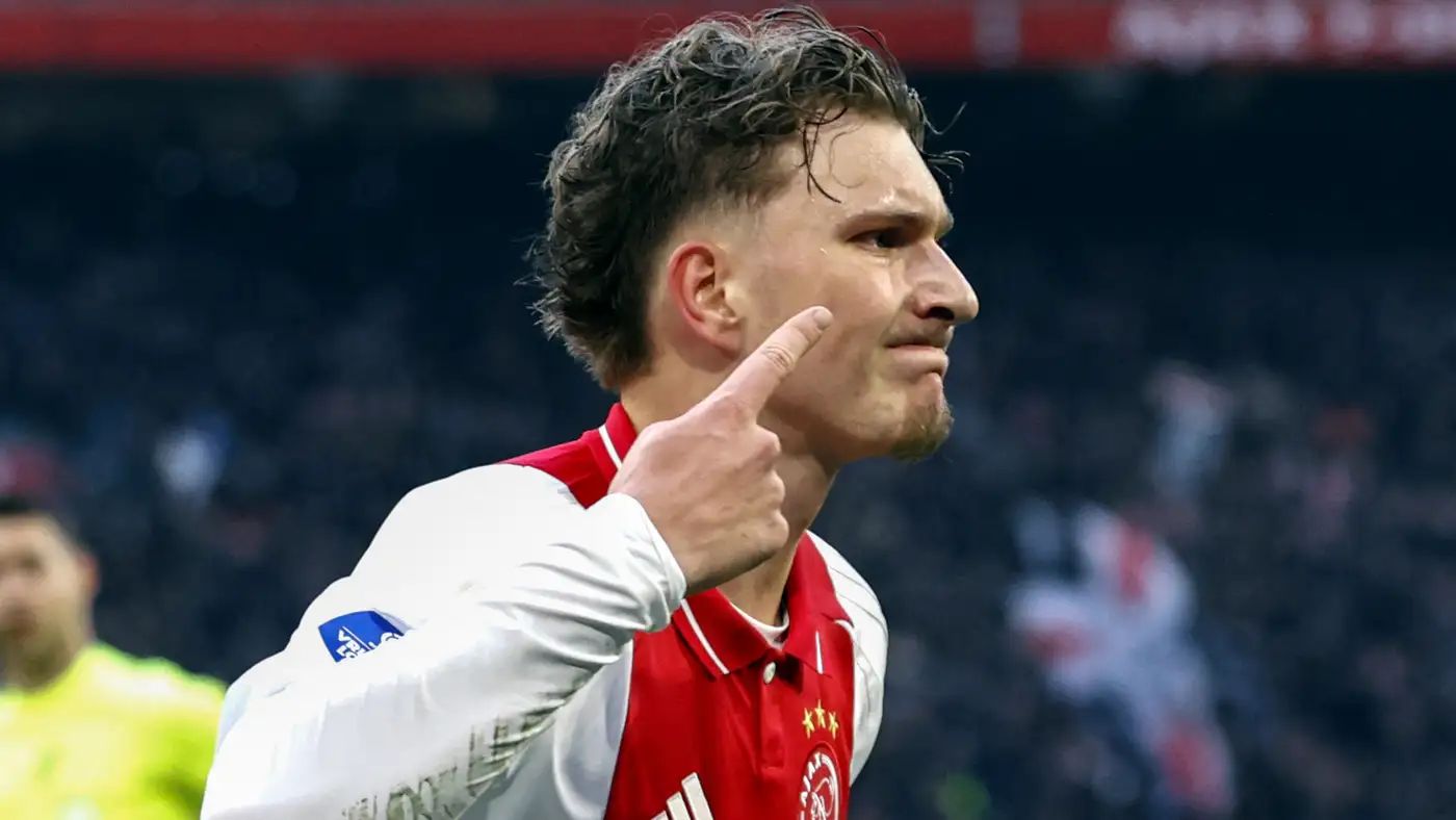 Barcelona dan Arsenal Pantau Winger Belgia 20 Tahun di Ajax