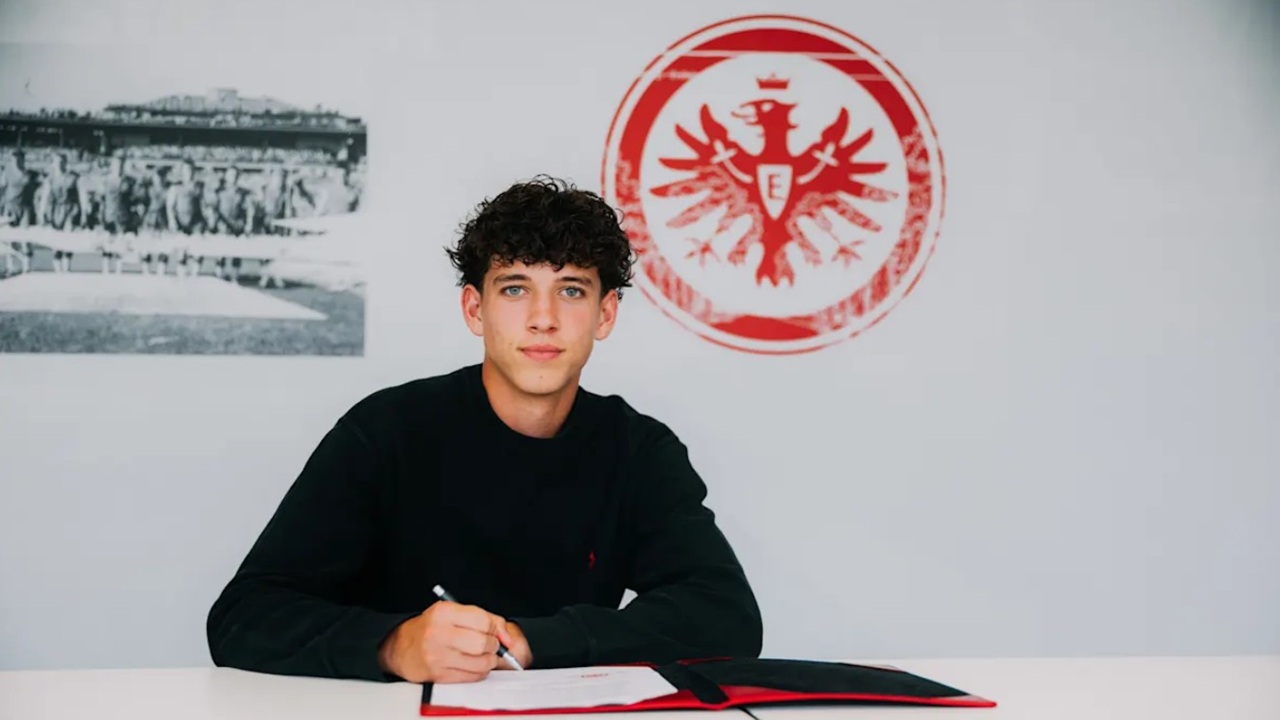 Eintracht Frankfurt Resmi Boyong Pemuda 17 Tahun Asal Amerika Serikat