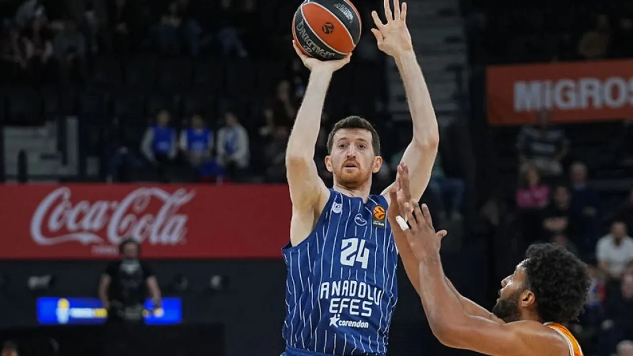 Ercan Osmani bangga bisa bantu Anadolu Efes menang lagi di Euroleague.