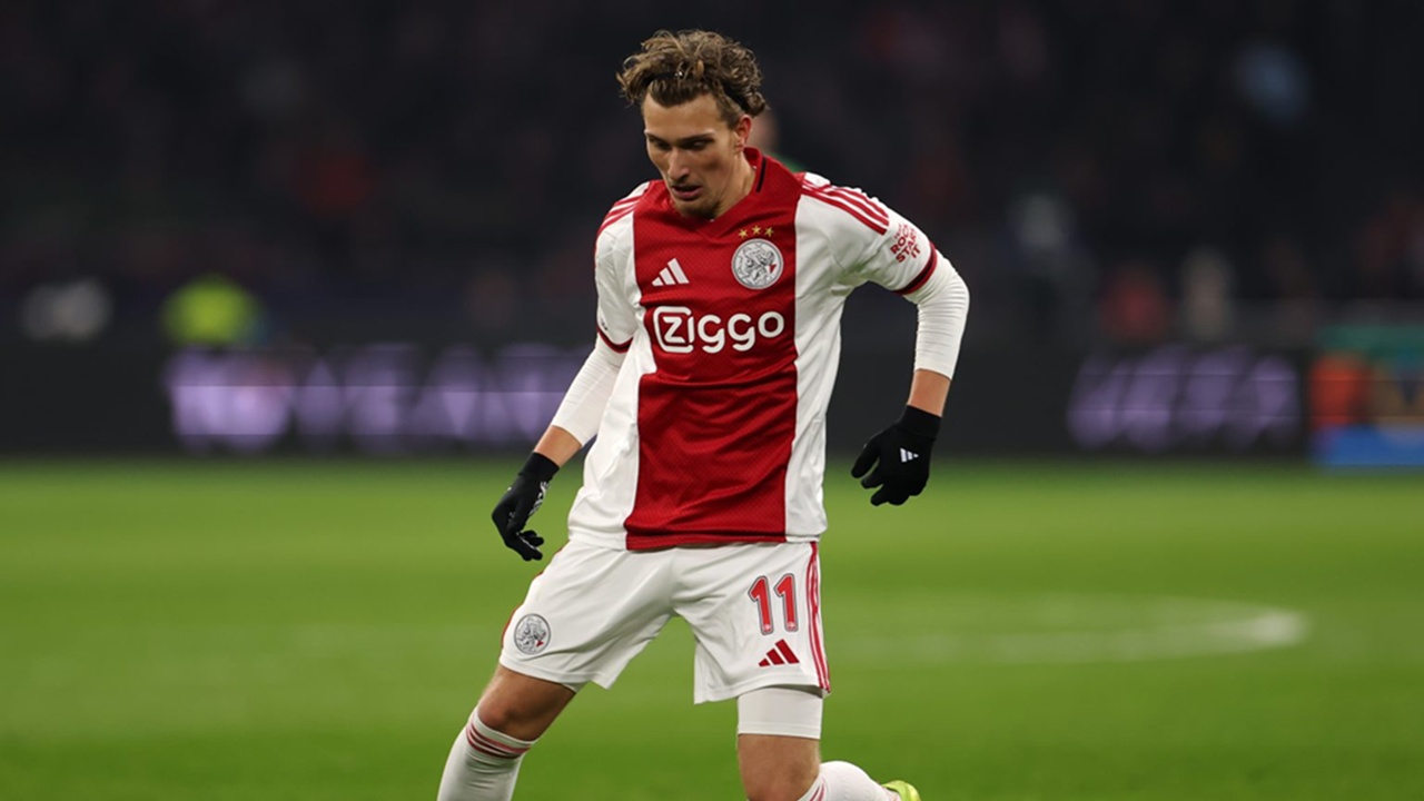 Barcelona Memantau Perkembangan Bek Kiri Milik Ajax