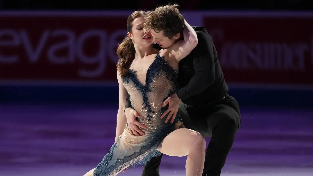 Christina Carreira (kiri) beraksi bersama pasangannya, Anthony Ponomarenko. (Foto: AP)