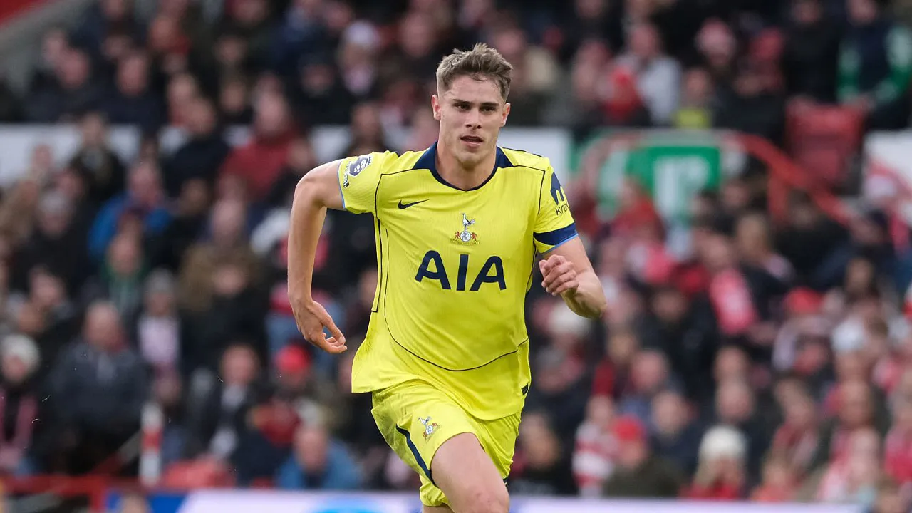 Micky van de Ven jadi target MU.