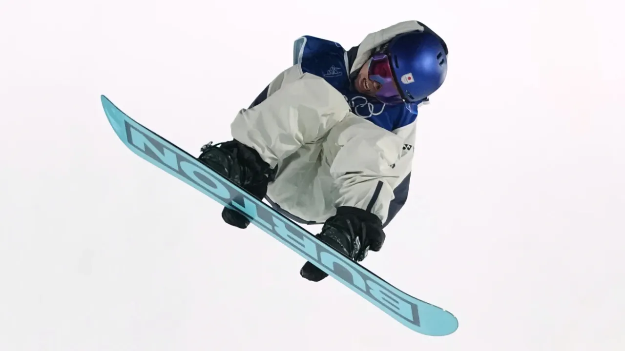 Hiroto Ogiwara mengumpulkan total 178,5 poin dari dua lompatan terbaiknya, menjadikannya salah satu kandidat kuat peraih medali emas. (Foto: AP)