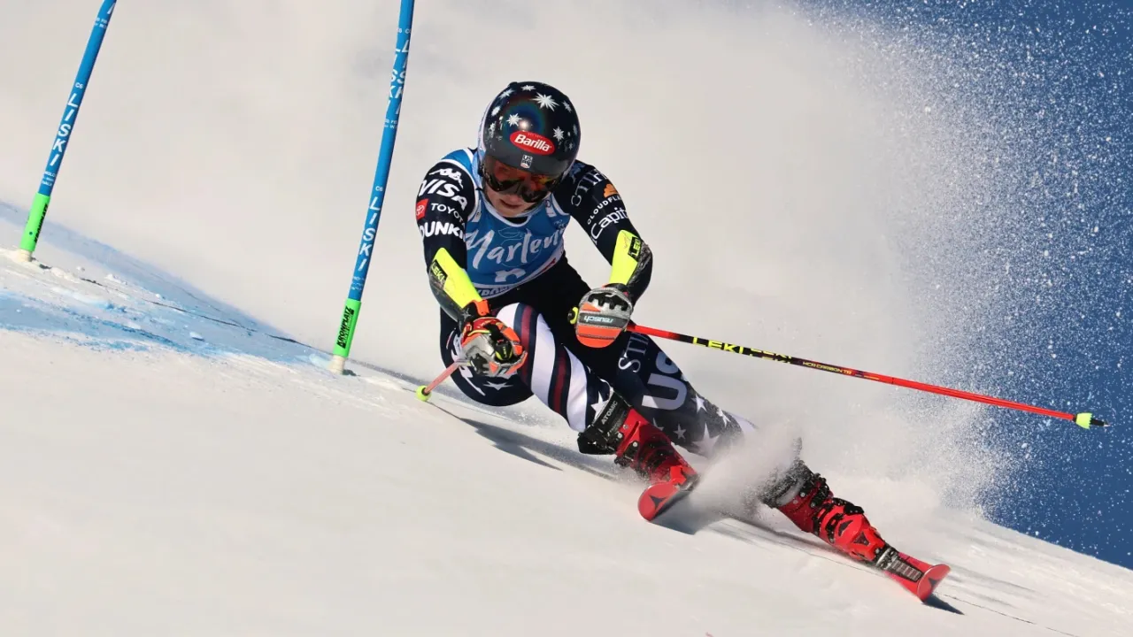 Mikaela Shiffrin akan berlaga di nomor andalannya, yaitu slalom dan giant slalom, serta nomor team combined yang melibatkan satu putaran slalom. (Foto: AP)