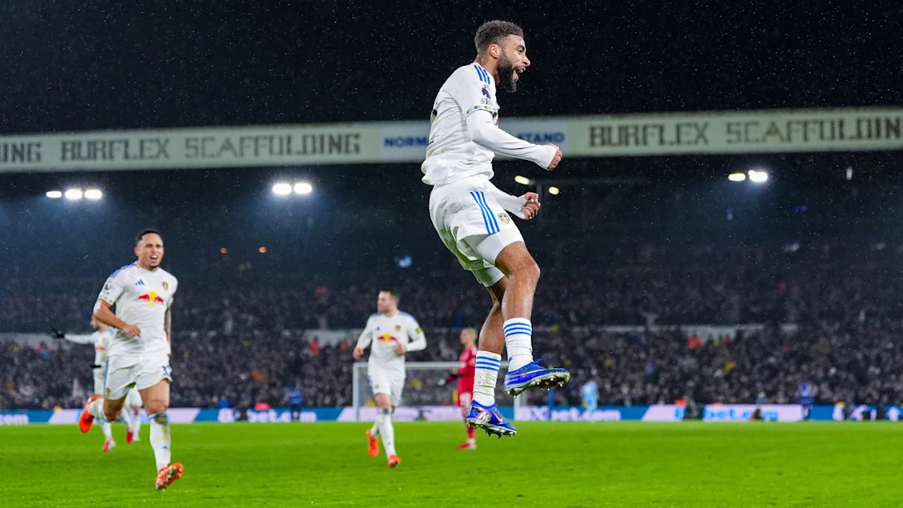 Bantu Leeds Menang, Jayden Bogle Nikmati Malam Spesial di Elland Road